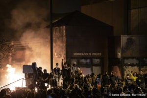 В Миннеаполисе штата Миннесота, недовольные жгли полицейский участок. Видео